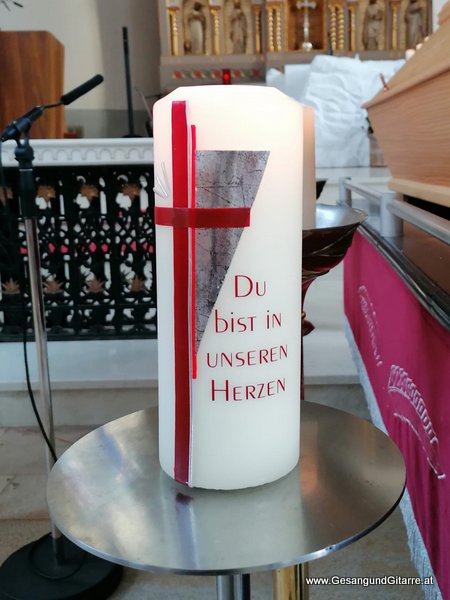 Trauersängerin Sängerin Gitarre Musikerin Trauerfeier Verabschiedung Beerdigung Begräbnis Kirche Alberschwende Bregenzerwald