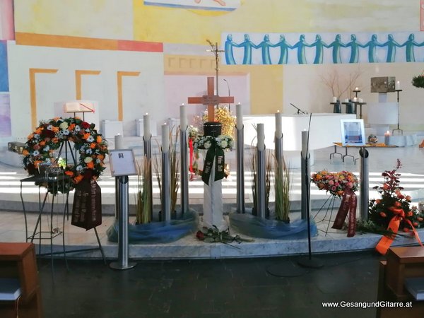 Trauersängerin Sängerin Gitarre Musikerin Trauerfeier Verabschiedung Beerdigung Begräbnis Dornbirn Kirche Sulz