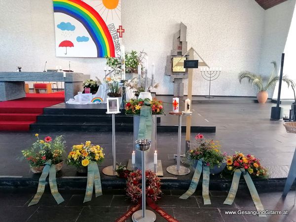 Musik Trauerfeier Kirche Trauersängerin Sängerin mit Gitarre Vorarlberg Thüringen Beerdigung Begräbnis Trauerfeier Verabschiedung Rankweil Vorarlberg www.gesangundgitarre.at yvonne brugger