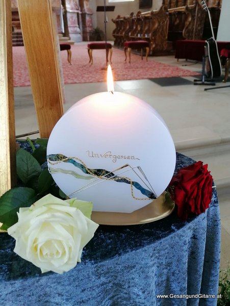 Musik Trauerfeier Kirche Trauersängerin Sängerin mit Gitarre Vorarlberg Thüringen Beerdigung Begräbnis Trauerfeier Verabschiedung Bregenz Vorarlberg www.gesangundgitarre.at yvonne brugger