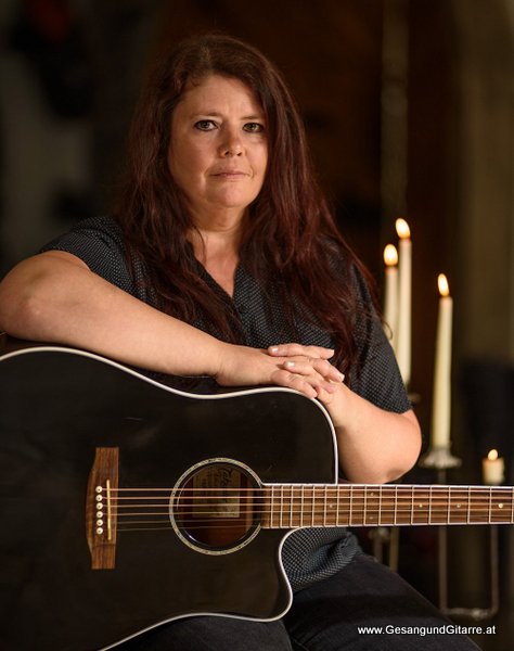 Musik Trauerfeier Kirche Trauersängerin Sängerin mit Gitarre Beerdigung Begräbnis Trauerfeier Verabschiedung Rankweil Vorarlberg www.gesangundgitarre.at yvonne brugger