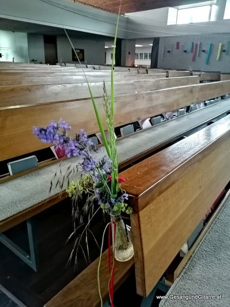 Musik Totenwache Kirche Trauersängerin Sängerin mit Gitarre Vorarlberg Rankweil Beerdigung Begräbnis Trauerfeier Verabschiedung Bregenz Vorarlberg www.gesangundgitarre.at yvonne brugger