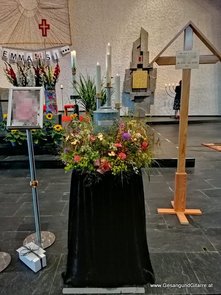 Musik Totenwache Kirche Trauersängerin Sängerin mit Gitarre Vorarlberg Rankweil Beerdigung Begräbnis Trauerfeier Verabschiedung Bregenz Vorarlberg www.gesangundgitarre.at yvonne brugger