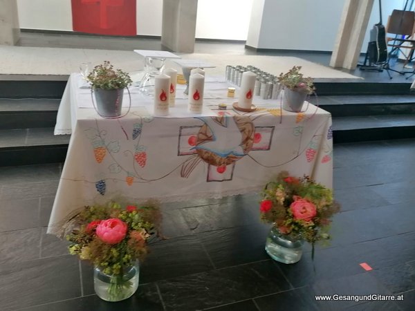 Sängerin mit Gitarre Firmung Musik Bodensee Musikerin Gitarre Gesang Kirche Taufsängerin Feldkirch Vorarlberg