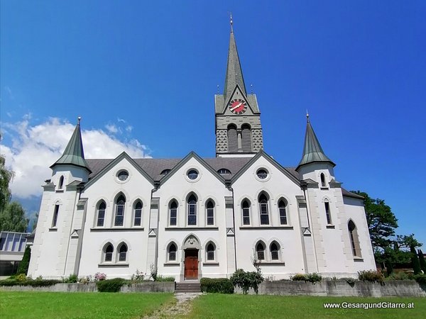 Trauerfeier Beerdigung Verabschiedung Grabs Schweiz Ostschweiz Musik Kirche Trauersängerin Sängerin mit Gitarre 