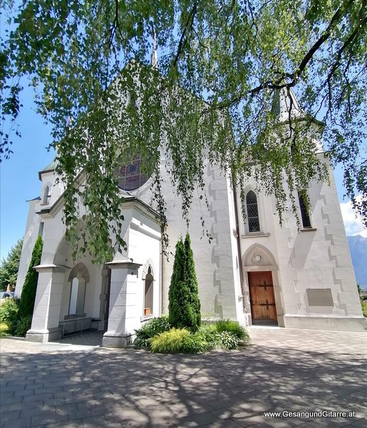 Trauerfeier Beerdigung Verabschiedung Grabs Schweiz Ostschweiz Musik Kirche Trauersängerin Sängerin mit Gitarre 