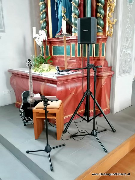 Mäder Taufsängerin Sängerin mit Gitarre Taufe Musik Taufmusik Bodensee Musikerin Gitarre Gesang Kirche Taufsängerin Meiningen Vorarlberg www.gesangundgitarre.at Gesang Gitarre Yvonne Brugger