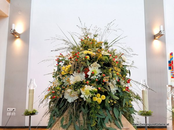 Trauerfeier Beerdigung Verabschiedung Altach Vorarlberg Musik Kirche Trauersängerin Sängerin mit Gitarre www.gesangundgitarre.at Gesang Gitarre Yvonne Brugger
