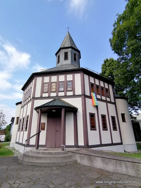 Kirche evangelisch Dornbirn Trauerfeier Beerdigung Verabschiedung Rankweil Vorarlberg Musik Kirche Trauersängerin Sängerin mit Gitarre www.gesangundgitarre.at Gesang Gitarre Yvonne Brugger