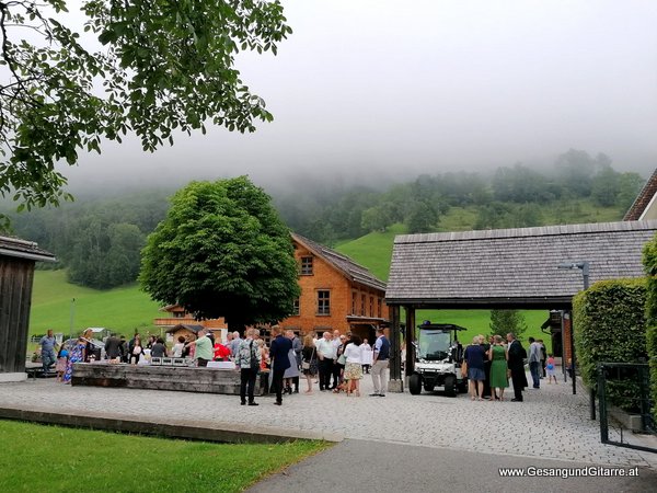 Kirche Brand Brandnertal Vorarlberg Musik Sängerin Hochzeitssängerin Hochzeit Trauung Vorarlberg Kirche www.gesangundgitarre.at Gesang Gitarre Yvonne Brugger
