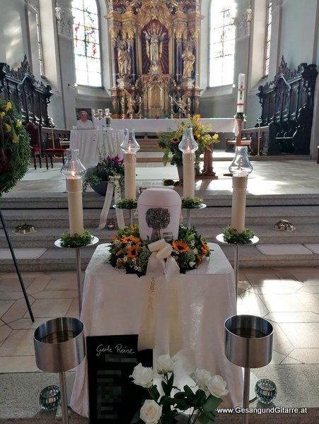 Kirche Höchst Bodensee Trauerfeier Beerdigung Verabschiedung Vorarlberg Musik Kirche Trauersängerin Sängerin mit Gitarre www.gesangundgitarre.at Gesang Gitarre Yvonne Brugger