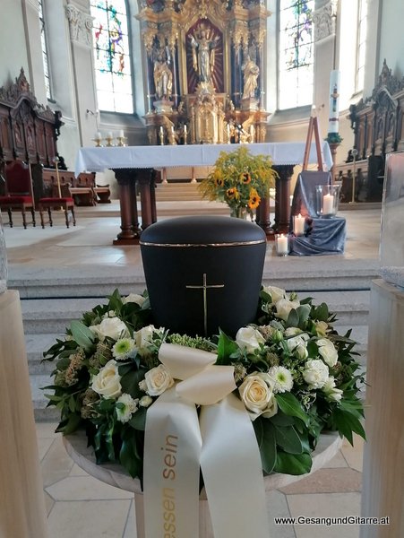 Kirche Höchst Bodensee Trauerfeier Beerdigung Verabschiedung Vorarlberg Musik Kirche Trauersängerin Sängerin mit Gitarre www.gesangundgitarre.at Gesang Gitarre Yvonne Brugger