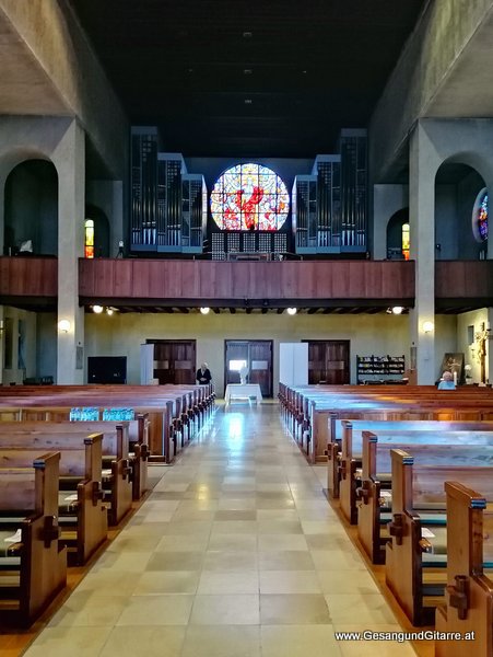 Kirche Lustenau Erlöserkirche Trauersängerin Trauerfeier Beerdigung Verabschiedung Vorarlberg Musik Kirche Trauersängerin Sängerin mit Gitarre www.gesangundgitarre.at Gesang Gitarre Yvonne Brugger