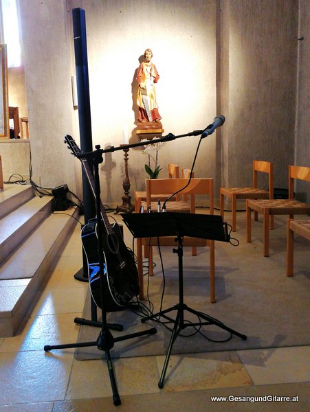 Kirche Lustenau Erlöserkirche Trauersängerin Trauerfeier Beerdigung Verabschiedung Vorarlberg Musik Kirche Trauersängerin Sängerin mit Gitarre www.gesangundgitarre.at Gesang Gitarre Yvonne Brugger
