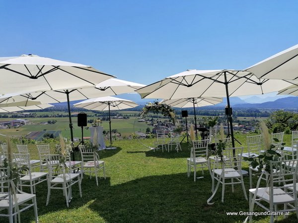 Freie Trauung Schweiz Musik Solomusikerin Sängerin Hochzeitssängerin Hochzeit Trauung Vorarlberg Kirche www.gesangundgitarre.at Gesang Gitarre Yvonne Brugger