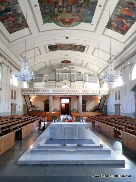 Kirche St. Martin Dornbirn Trauerfeier Beerdigung Verabschiedung Vorarlberg Musik Kirche Trauersängerin Sängerin mit Gitarre www.trauer-musik.at www.gesangundgitarre.at Gesang Gitarre Yvonne Brugger Trauersängerin Kirchensängerin