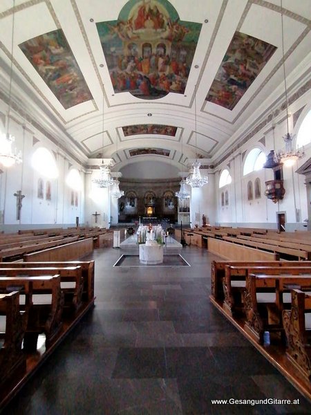 Kirche St. Martin Dornbirn Trauerfeier Beerdigung Verabschiedung Vorarlberg Musik Kirche Trauersängerin Sängerin mit Gitarre www.trauer-musik.at www.gesangundgitarre.at Gesang Gitarre Yvonne Brugger Trauersängerin Kirchensängerin