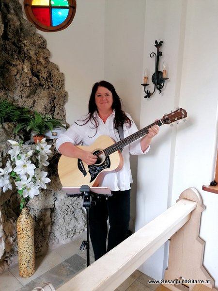 Höchst Kapelle Kirche Taufsängerin Sängerin mit Gitarre Taufe Musik Taufmusik Bodensee Musikerin Gitarre Gesang Kirche Taufsängerin Vorarlberg www.gesangundgitarre.at Gesang Gitarre Yvonne Brugger