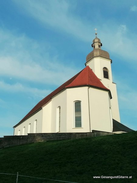 Langenegg Bregenzerwald Trauerfeier Begräbnis Beerdigung Verabschiedung Vorarlberg Musik Kirche Trauersängerin Sängerin mit Gitarre www.trauer-musik.at www.gesangundgitarre.at Gesang Gitarre Yvonne Brugger Trauersängerin Kirchensängerin