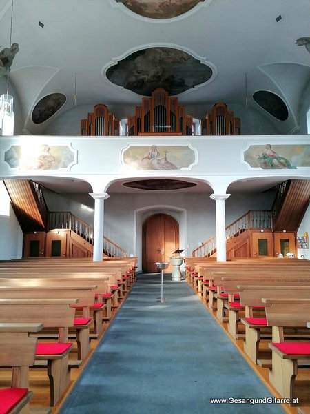 Langenegg Bregenzerwald Trauerfeier Begräbnis Beerdigung Verabschiedung Vorarlberg Musik Kirche Trauersängerin Sängerin mit Gitarre www.trauer-musik.at www.gesangundgitarre.at Gesang Gitarre Yvonne Brugger Trauersängerin Kirchensängerin
