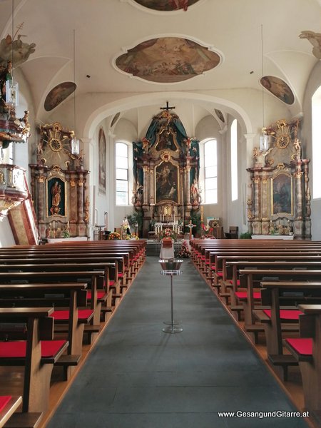 Langenegg Bregenzerwald Trauerfeier Begräbnis Beerdigung Verabschiedung Vorarlberg Musik Kirche Trauersängerin Sängerin mit Gitarre www.trauer-musik.at www.gesangundgitarre.at Gesang Gitarre Yvonne Brugger Trauersängerin Kirchensängerin