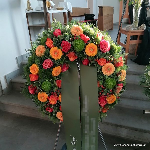 Langenegg Bregenzerwald Trauerfeier Begräbnis Beerdigung Verabschiedung Vorarlberg Musik Kirche Trauersängerin Sängerin mit Gitarre www.trauer-musik.at www.gesangundgitarre.at Gesang Gitarre Yvonne Brugger Trauersängerin Kirchensängerin