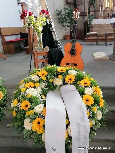 Langenegg Bregenzerwald Trauerfeier Begräbnis Beerdigung Verabschiedung Vorarlberg Musik Kirche Trauersängerin Sängerin mit Gitarre www.trauer-musik.at www.gesangundgitarre.at Gesang Gitarre Yvonne Brugger Trauersängerin Kirchensängerin
