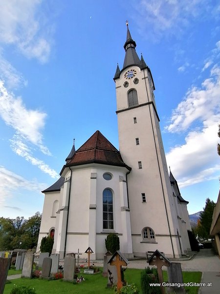 Koblach Trauerfeier Verabschiedung Beerdigung www.GesangundGitarre.at Yvonne Brugger Sängerin Trauersängerin Solosängerin Solomusikerin Musikerin Vorarllberg Ostschweiz Bodensee Bodenseeraum Grab Kirche