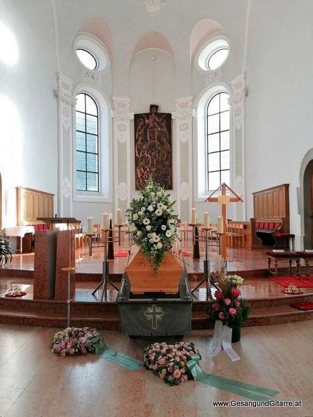 Koblach Trauerfeier Verabschiedung Beerdigung www.GesangundGitarre.at Yvonne Brugger Sängerin Trauersängerin Solosängerin Solomusikerin Musikerin Vorarllberg Ostschweiz Bodensee Bodenseeraum Grab Kirche