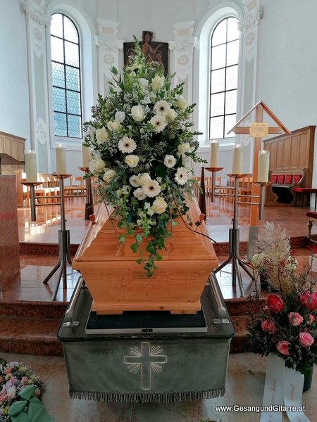 Koblach Trauerfeier Verabschiedung Beerdigung www.GesangundGitarre.at Yvonne Brugger Sängerin Trauersängerin Solosängerin Solomusikerin Musikerin Vorarllberg Ostschweiz Bodensee Bodenseeraum Grab Kirche
