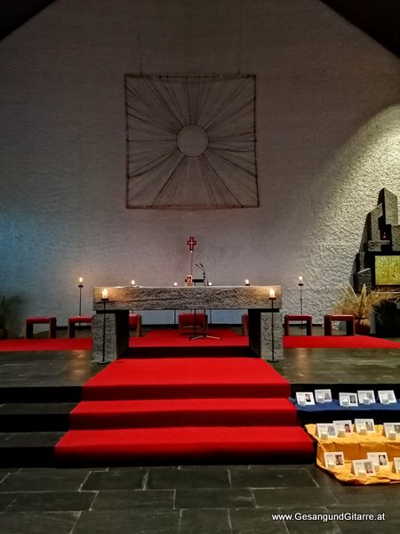 Jahrtagsmesse Gedenkfeier Rankweil Trauerfeier Beerdigung Verabschiedung Rankweil Vorarlberg Musik Kirche Trauersängerin Sängerin mit Gitarre www.gesangundgitarre.at Gesang Gitarre Yvonne Brugger
