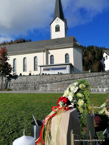 Langen bei Bregenz Verabschiedung Beisetzung Trauerfeier Begräbnis Beerdigung Verabschiedung Vorarlberg Musik Kirche Trauersängerin Sängerin mit Gitarre www.trauer-musik.at www.gesangundgitarre.at Gesang Gitarre Yvonne Brugger Trauersängerin Kirchensängerin