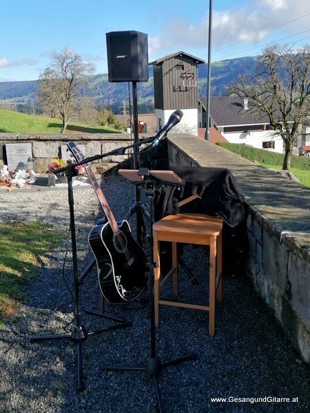 Langen bei Bregenz Verabschiedung Beisetzung Trauerfeier Begräbnis Beerdigung Verabschiedung Vorarlberg Musik Kirche Trauersängerin Sängerin mit Gitarre www.trauer-musik.at www.gesangundgitarre.at Gesang Gitarre Yvonne Brugger Trauersängerin Kirchensängerin