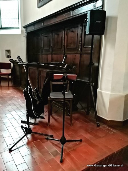 Bludenz Taufe Kirche Taufsängerin Sängerin mit Gitarre Taufe Musik Taufmusik Bodensee Musikerin Gitarre Gesang Kirche Taufsängerin Vorarlberg www.gesangundgitarre.at Gesang Gitarre Yvonne Brugger