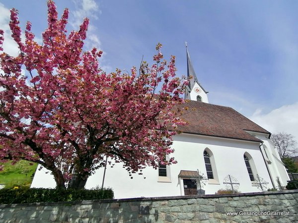 Kirche Röthis Musik Solomusikerin Sängerin Hochzeitssängerin Hochzeit Trauung Vorarlberg Kirche www.gesangundgitarre.at Gesang Gitarre Yvonne Brugger