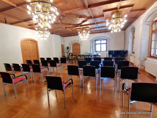 Standesamt Schlössle Röthis Musik Solomusikerin Sängerin Hochzeitssängerin Hochzeit Trauung Vorarlberg Kirche www.gesangundgitarre.at Gesang Gitarre Yvonne Brugger