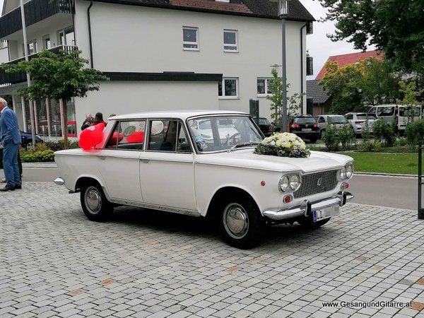 Kirche Standesamt Nonnenhorn Bodensee Musik Solomusikerin Sängerin Hochzeitssängerin Hochzeit Trauung Vorarlberg Kirche www.gesangundgitarre.at Gesang Gitarre Yvonne Brugger