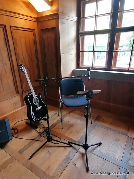 Standesamt Junker Jonas Schloss Götzis Musik Solomusikerin Sängerin Hochzeitssängerin Hochzeit Trauung Vorarlberg Kirche www.gesangundgitarre.at Gesang Gitarre Yvonne Brugger