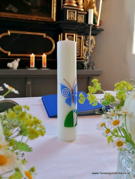 Taufsängerin Sängerin mit Gitarre Taufe Musik Taufmusik Bodensee Musikerin Gitarre Gesang Kirche Taufsängerin Appenzell Schweiz Ostschweiz www.gesangundgitarre.at Gesang Gitarre Yvonne Brugger
