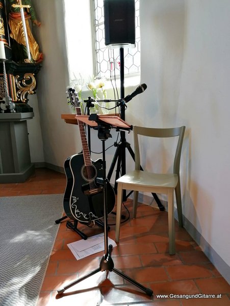 Taufsängerin Sängerin mit Gitarre Taufe Musik Taufmusik Bodensee Musikerin Gitarre Gesang Kirche Taufsängerin Appenzell Schweiz Ostschweiz www.gesangundgitarre.at Gesang Gitarre Yvonne Brugger