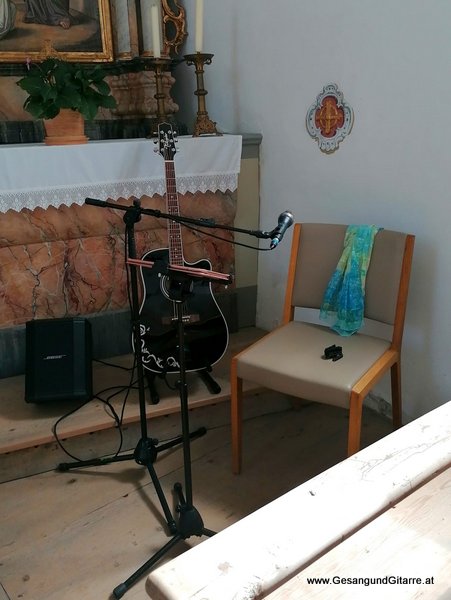 Batschuns Taufsängerin Sängerin mit Gitarre Taufe Musik Taufmusik Musikerin Gitarre Gesang Kirche Taufsängerin Vorarlberg www.gesangundgitarre.at Gesang Gitarre Yvonne Brugger