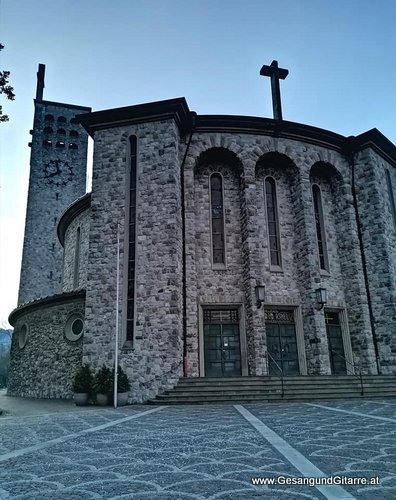 Sängerin Musik Trauerfeier Bludenz Trauersängerin Kirche Beerdigung Begräbnis