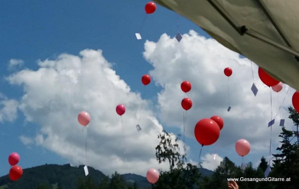 Sängerin Trauersängerin Beerdigung Verabschiedung Yvonne Brugger Gitarre Vorarlberg