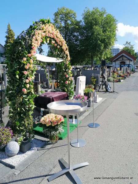 Friedhofskapelle Friedhofshalle Leichenhalle Bregenz Mariahilf Musik Trauerfeier Kirche Trauersängerin Sängerin mit Gitarre Vorarlberg Beerdigung Begräbnis Trauerfeier Verabschiedung Bregenz Vorarlberg www.gesangundgitarre.at yvonne brugger