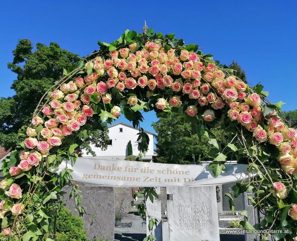 Friedhofskapelle Friedhofshalle Leichenhalle Bregenz Mariahilf Musik Trauerfeier Kirche Trauersängerin Sängerin mit Gitarre Vorarlberg Beerdigung Begräbnis Trauerfeier Verabschiedung Bregenz Vorarlberg www.gesangundgitarre.at yvonne brugger