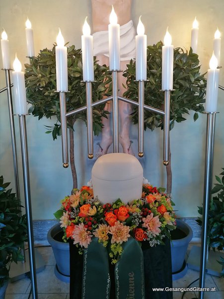 Friedhofskapelle Friedhofshalle Leichenhalle Bregenz Mariahilf Musik Trauerfeier Kirche Trauersängerin Sängerin mit Gitarre Vorarlberg Beerdigung Begräbnis Trauerfeier Verabschiedung Bregenz Vorarlberg www.gesangundgitarre.at yvonne brugger
