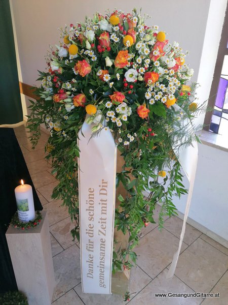 Friedhofskapelle Friedhofshalle Leichenhalle Bregenz Mariahilf Musik Trauerfeier Kirche Trauersängerin Sängerin mit Gitarre Vorarlberg Beerdigung Begräbnis Trauerfeier Verabschiedung Bregenz Vorarlberg www.gesangundgitarre.at yvonne brugger