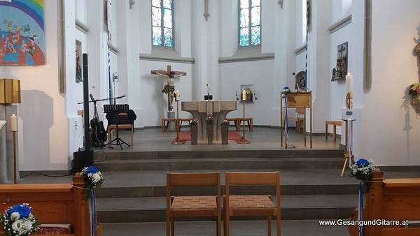 Hochzeitssängerin Sängerin mit Gitarre Yvonne Brugger Kirche musikalische Begleitung Vorarlberg