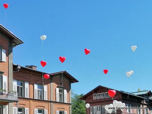 Sängerin Hochzeitssängerin Solosängerin Musikerin GesangundGitarre Yvonne Brugger Trauung Hochzeit Sektempfang Standesamt Musik Lindau Deutschland Bayern