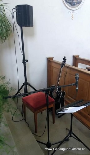 Sängerin Yvonne Brugger mit Gitarre Musik in Vorarlberg Trauung Heirat Hochzeit